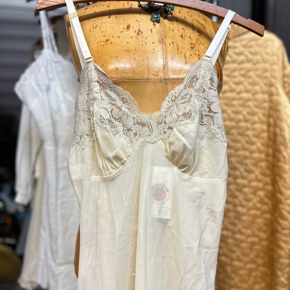 Vintage Lady Lynn Elegant Lace Trimmed Cream Slip